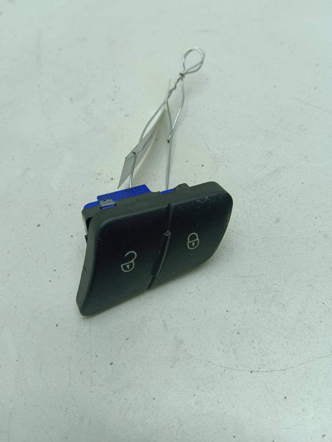кнопка (выключатель) Volkswagen Passat B6 2007, 1.9 л., дизель, МКПП, чёрный, универсал, 3C0962212B