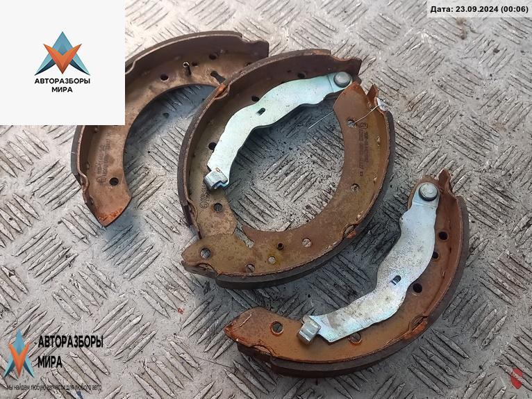 Колодки тормозные задние BMW 3 серия E36 1991, 1.8 л., бензин, МКПП, красный, седан - фото №1