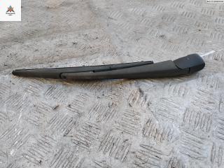 Щеткодержатель (поводок стеклоочистителя) задний Suzuki SX4 2 поколение 2013, 1.6 л., бензин, МКПП, красный, внедорожник 5 дв.