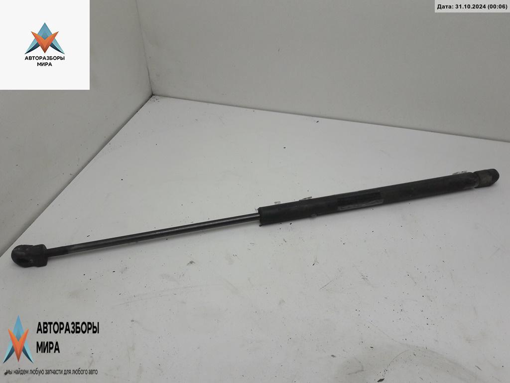 амортизатор крышки багажника (3-5 двери) Volkswagen Golf 3 поколение 1992, 1.8 л., бензин, МКПП, красный, хетчбэк 3 дв. - фото №1