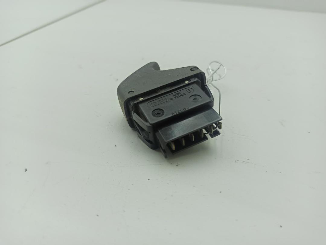 кнопка стеклоподъемника переднего левого Renault Scenic I 2001, 1.6 л., бензин, АКПП, чёрный, минивэн, 432963K