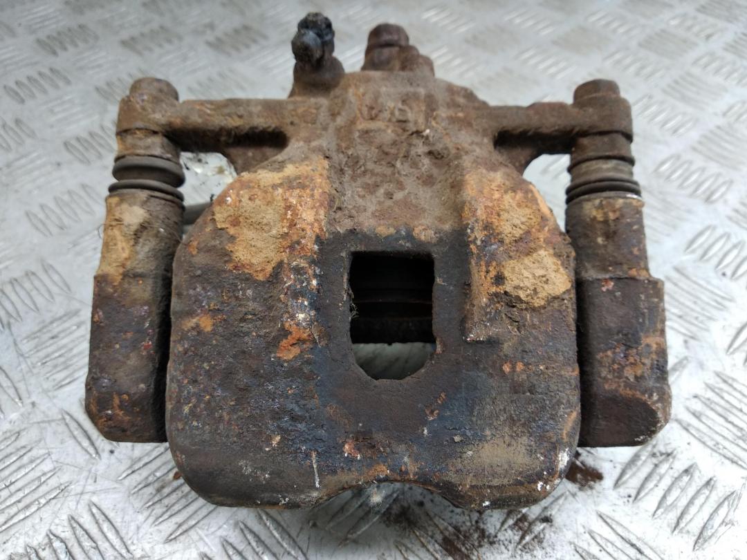 суппорт передний правый Toyota RAV4 XA10 1996, 2.0 л., бензин, АКПП, зелёный, внедорожник 3 дв.