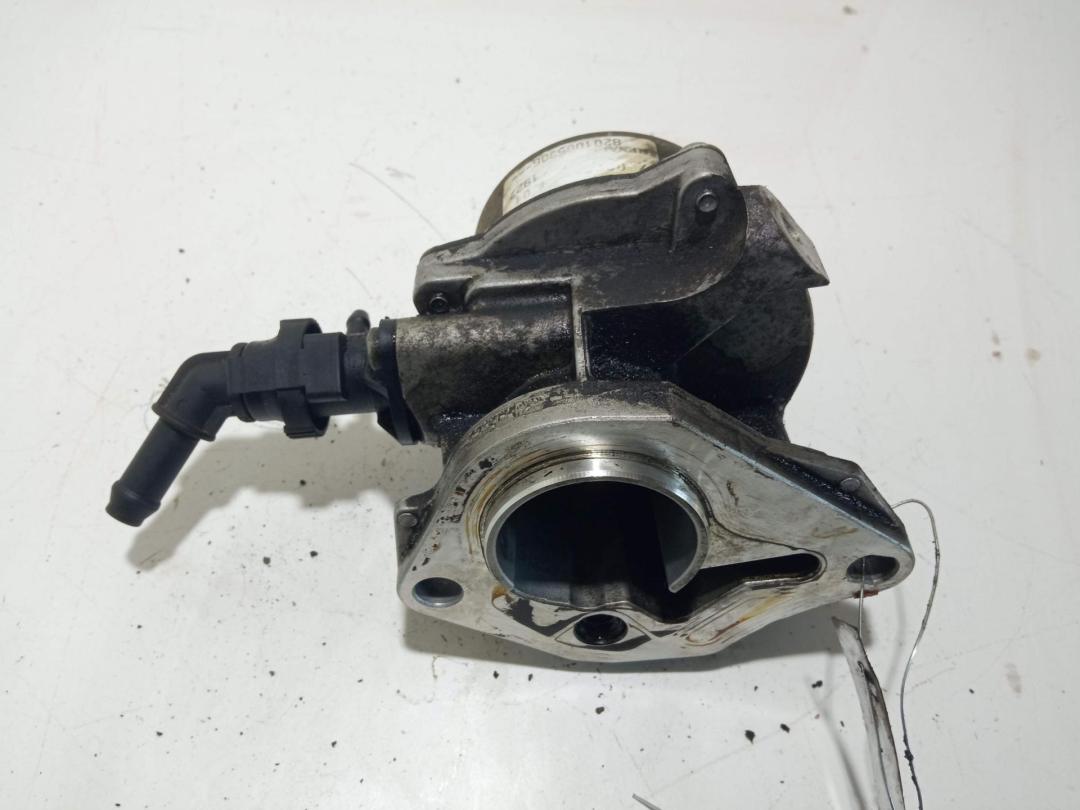 насос вакуумный Nissan Qashqai 1 поколение 2009, 1.5 л., дизель, МКПП, чёрный, внедорожник 5 дв., 8201005306 - фото №1