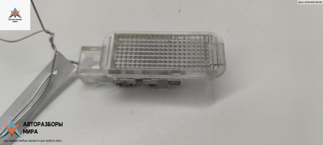 фонарь салона (плафон) Audi A6 4B/C5 2000, 2.5 л., дизель, АКПП, чёрный, универсал, 4B0957415 - фото №1