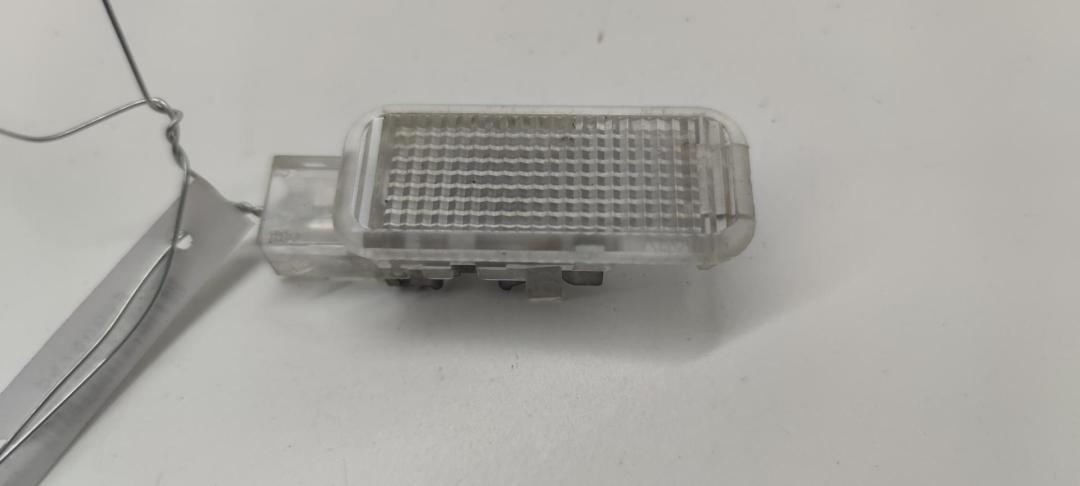 фонарь салона (плафон) Audi A6 4B/C5 2000, 2.5 л., дизель, АКПП, чёрный, универсал, 4B0957415 - фото №1