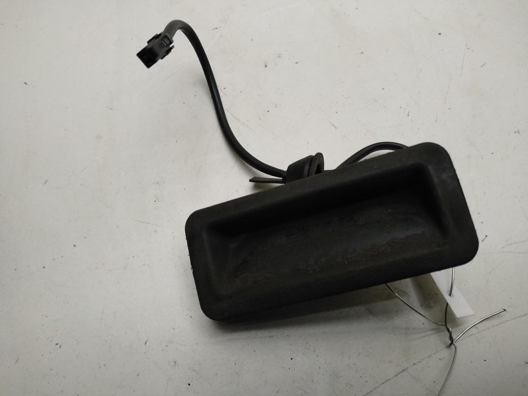 кнопка открытия багажника Ford Focus 2 поколение 2005, 1.6 л., i, бензин, МКПП, красный, хетчбэк 5 дв., 3M5119B514AC - фото №1