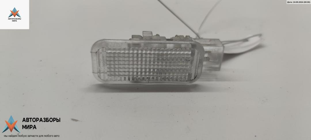 фонарь салона (плафон) Audi A6 4B/C5 1999, 2.4 л., бензин, АКПП, серый, универсал, 4B0947415 - фото №1