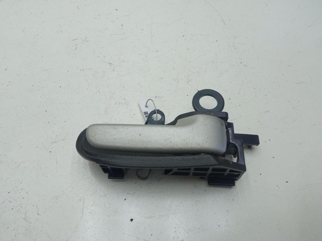 ручка внутренняя передняя правая Toyota Yaris Verso 2003, 1.3 л., бензин, МКПП, красный, минивэн - фото №1