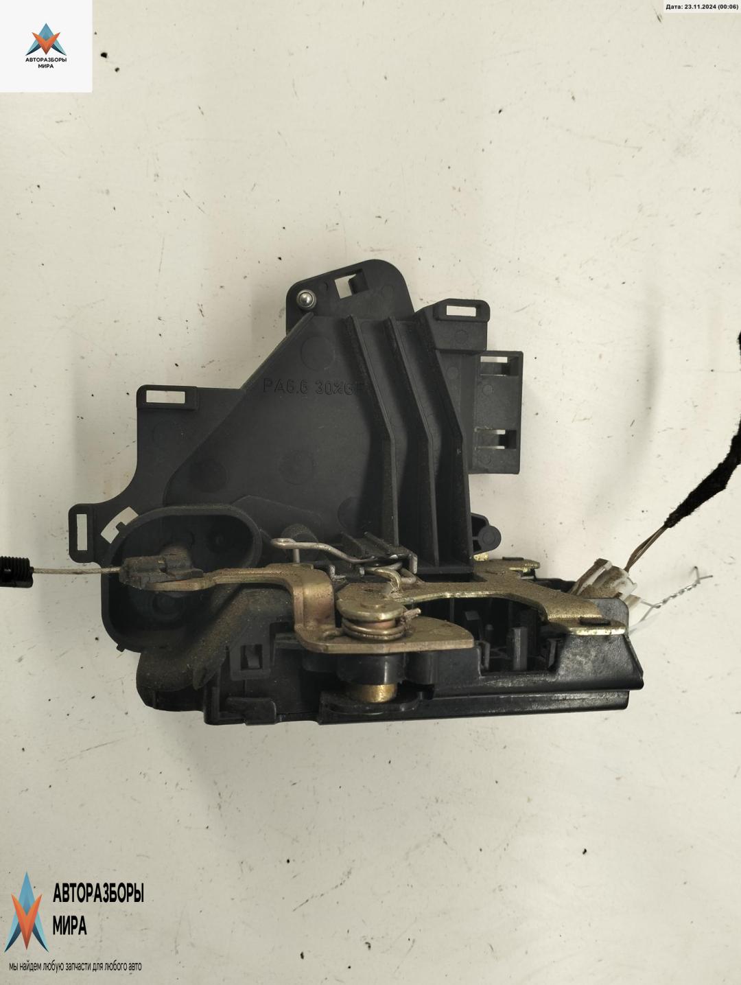 замок двери задней правой Volkswagen Golf 4 поколение 2000, 1.4 л., бензин, МКПП, синий, универсал - фото №1