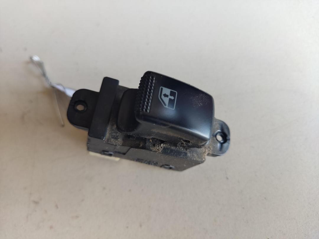 кнопка стеклоподъемника заднего правого Hyundai Sonata 2003, 2.0 л., бензин, МКПП, серый, седан, 93570-2D000