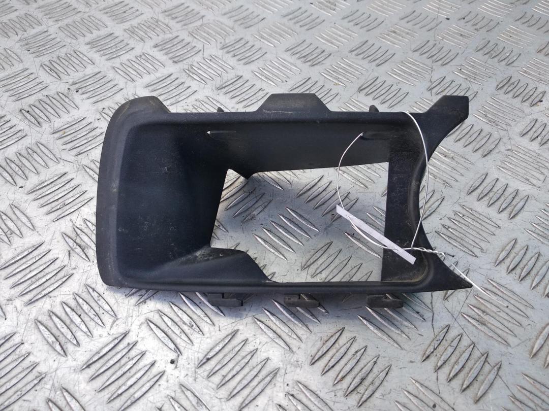 рамка фары противотуманной левой Nissan Almera Tino V10 2002, 2.2 л., дизель, МКПП, красный, минивэн, 62087BU300 - фото №1
