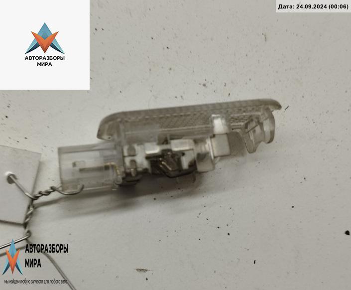 фонарь салона (плафон) Audi A6 4B/C5 1998, 2.4 л., бензин, МКПП, синий, универсал, 4B09697415 - фото №1