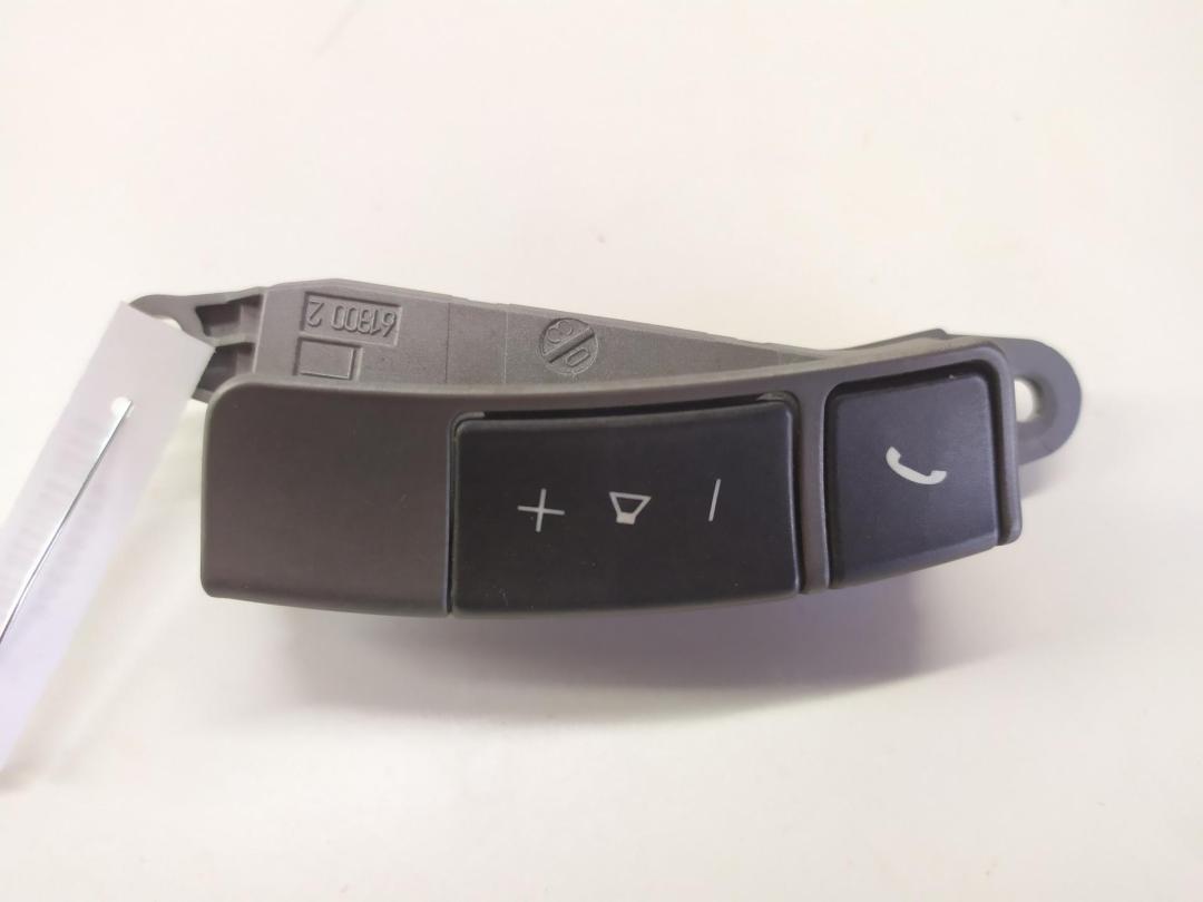 кнопки управления на руле BMW 7 E65/E66 2002, 3.6 л., бензин, АКПП, чёрный, седан, 6911584