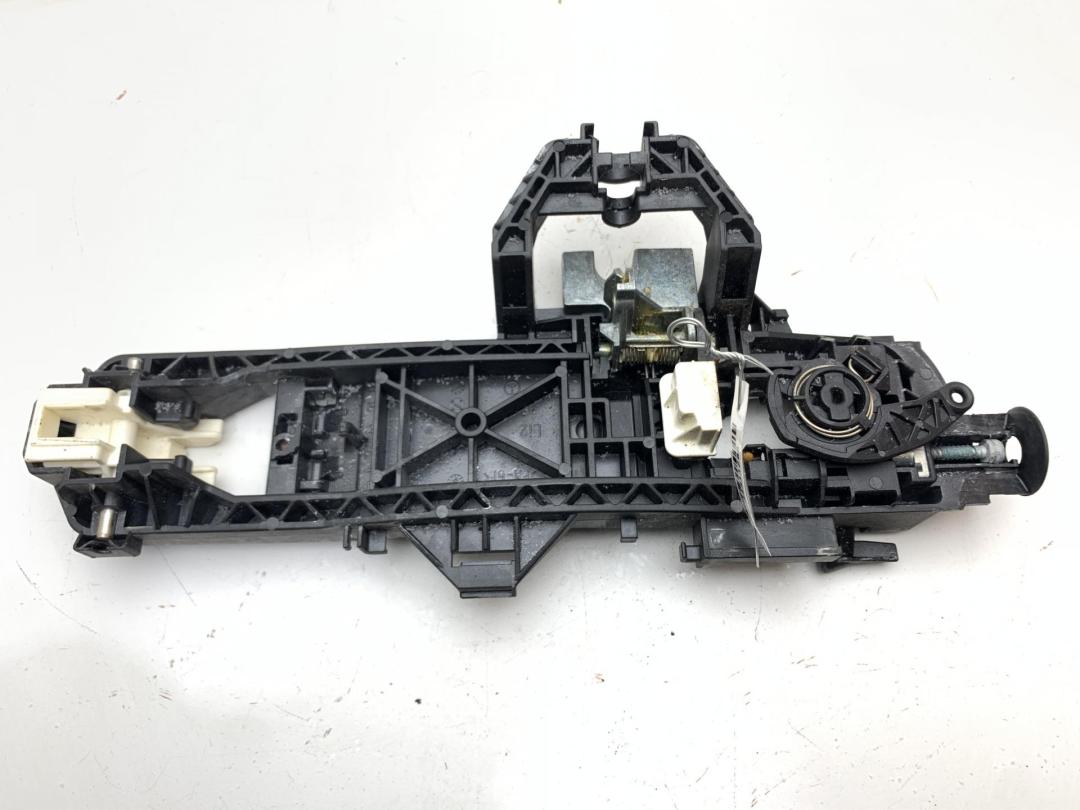 Корпус (держатель) ручки двери передней левой Mercedes-Benz C W204 2007, 2.2 л., дизель, АКПП, чёрный, универсал, 2047600534