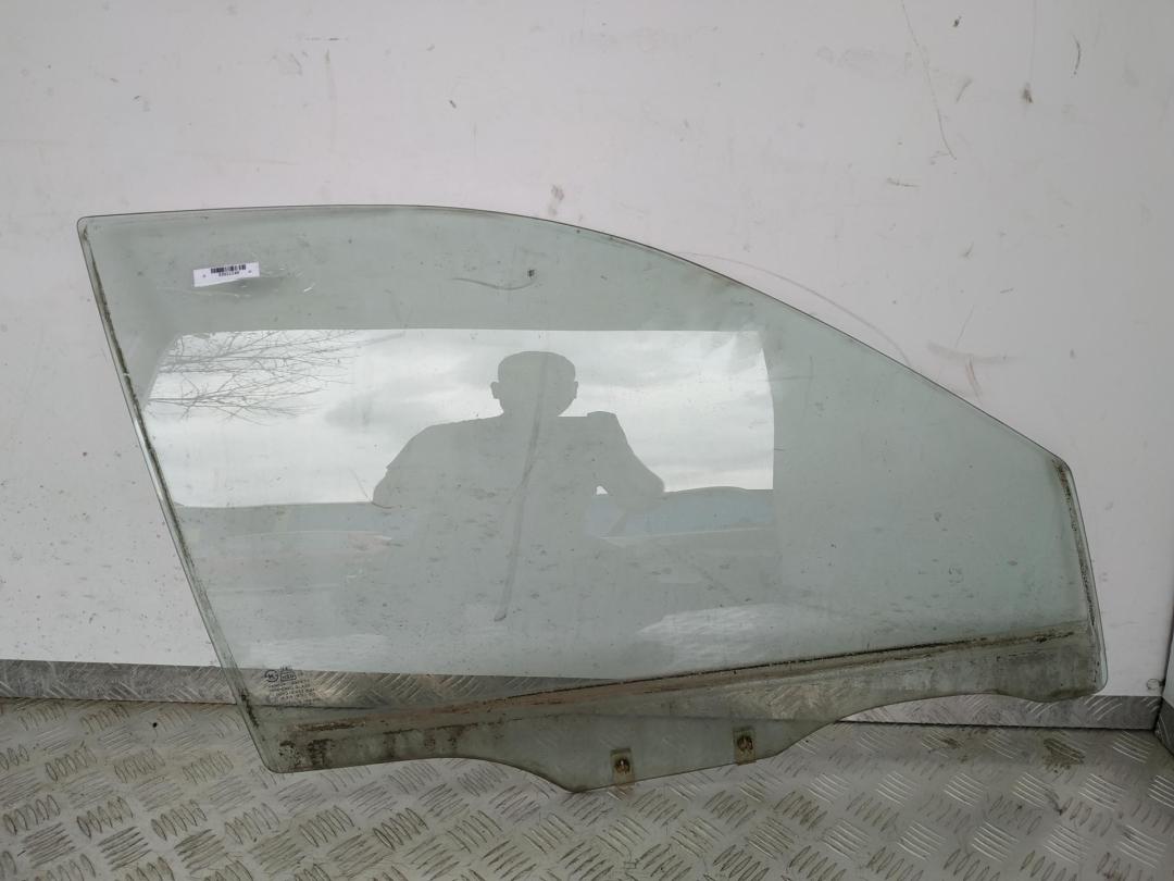 стекло двери передней правой Hyundai Sonata 1995, 3.0 л., бензин, АКПП, красный, седан