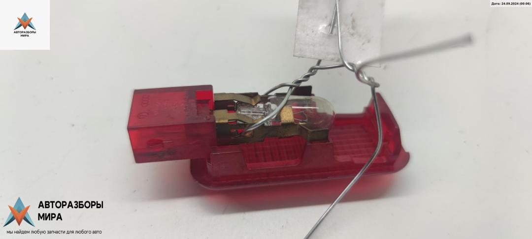 фонарь салона (плафон) Audi A6 4B/C5 2000, 2.5 л., дизель, АКПП, чёрный, универсал, 4B0957411 - фото №1