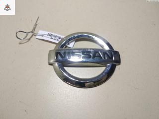 эмблема Nissan Tiida C11 [рестайлинг] 2008, 1.6 л., бензин, МКПП, серый, седан, 84890-ET00A