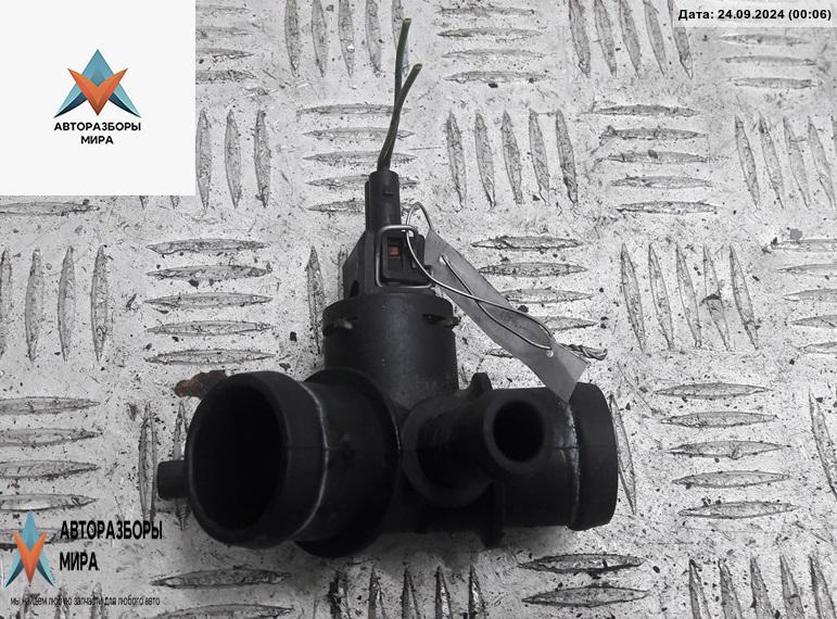 фланец (тройник) системы охлаждения Volkswagen Golf 4 поколение 1998, 2.0 л., бензин, АКПП, серый, хетчбэк 5 дв. - фото №1