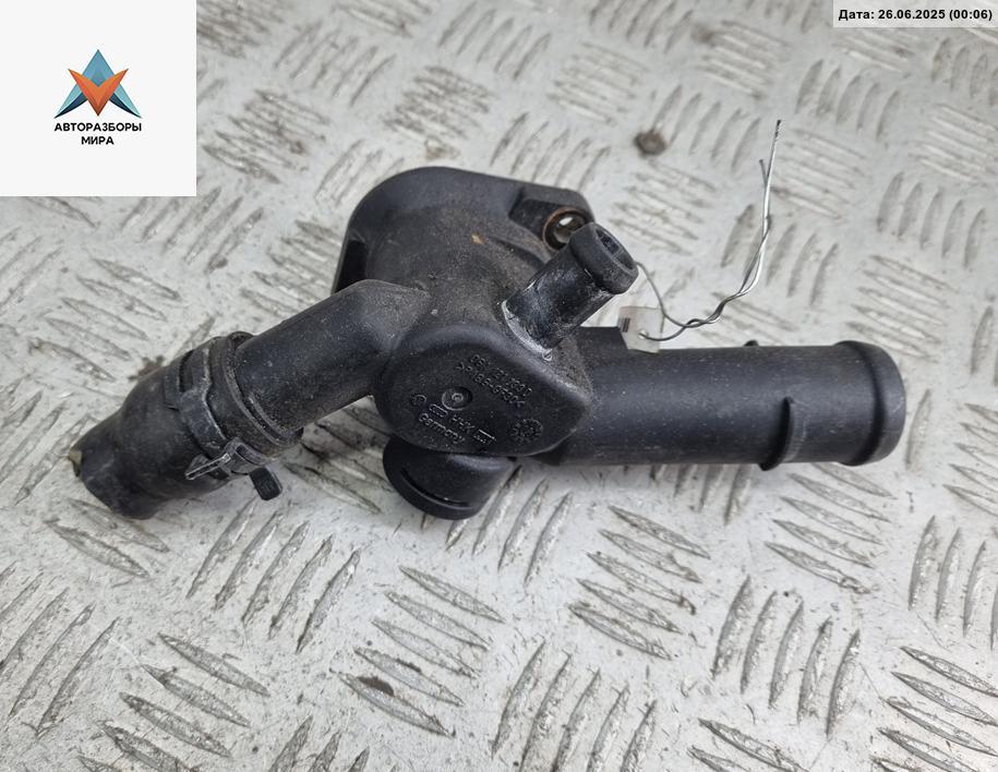 фланец (тройник) системы охлаждения Volkswagen Golf 4 поколение 1998, 1.6 л., бензин, МКПП, чёрный, хетчбэк 5 дв., 06A121133D - фото №1