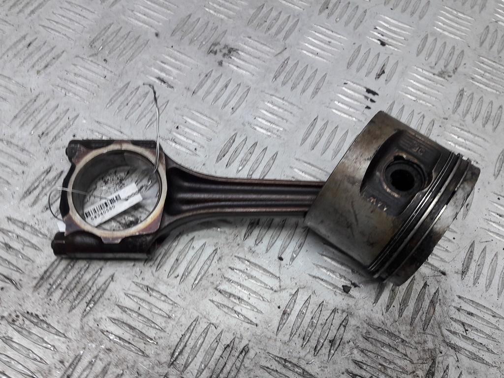 поршень Volkswagen Passat B5 1997, 1.6 л., бензин, МКПП, красный, универсал, ADP - фото №1
