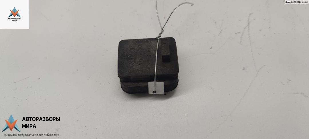 кронштейн радиатора Audi A6 4B/C5 2000, 2.4 л., бензин, АКПП, серый, седан, 8D0121276 - фото №1