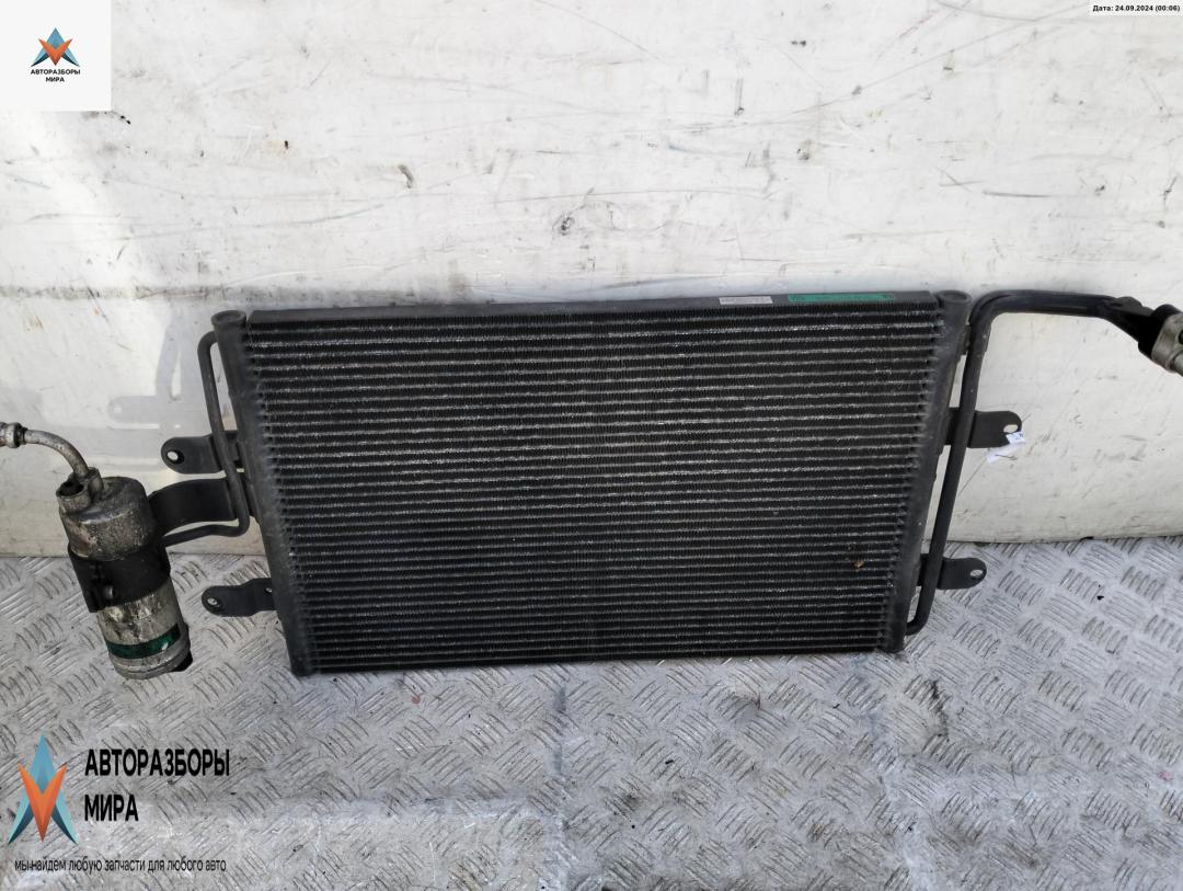 радиатор кондиционера Volkswagen Golf 4 поколение 1999, 1.4 л., бензин, МКПП, серый, хетчбэк 5 дв., 1J0820411D - фото №1