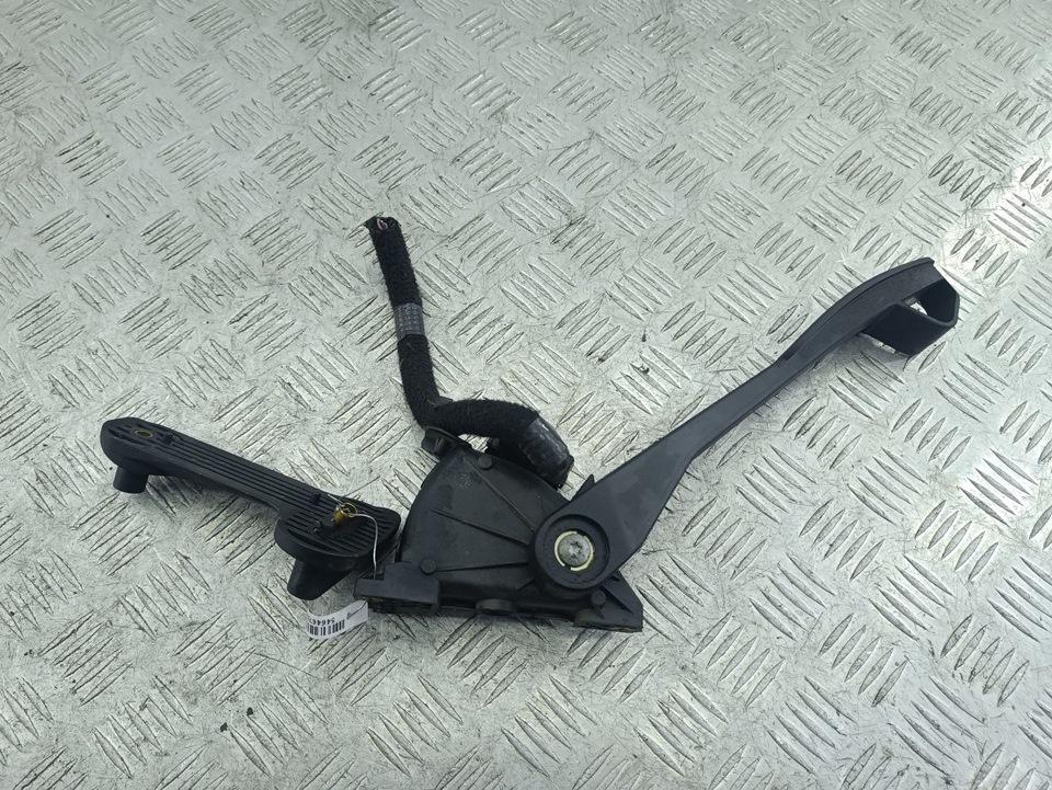 педаль Volvo V70 2001, 2.4 л., бензин, МКПП, синий, универсал, 9496822