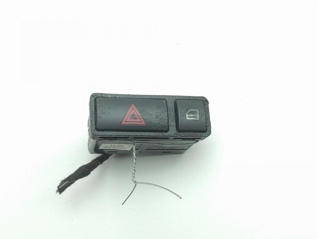 кнопка аварийной сигнализации BMW 3 E46 2003, 2.0 л., бензин, МКПП, серый, седан, 8368920