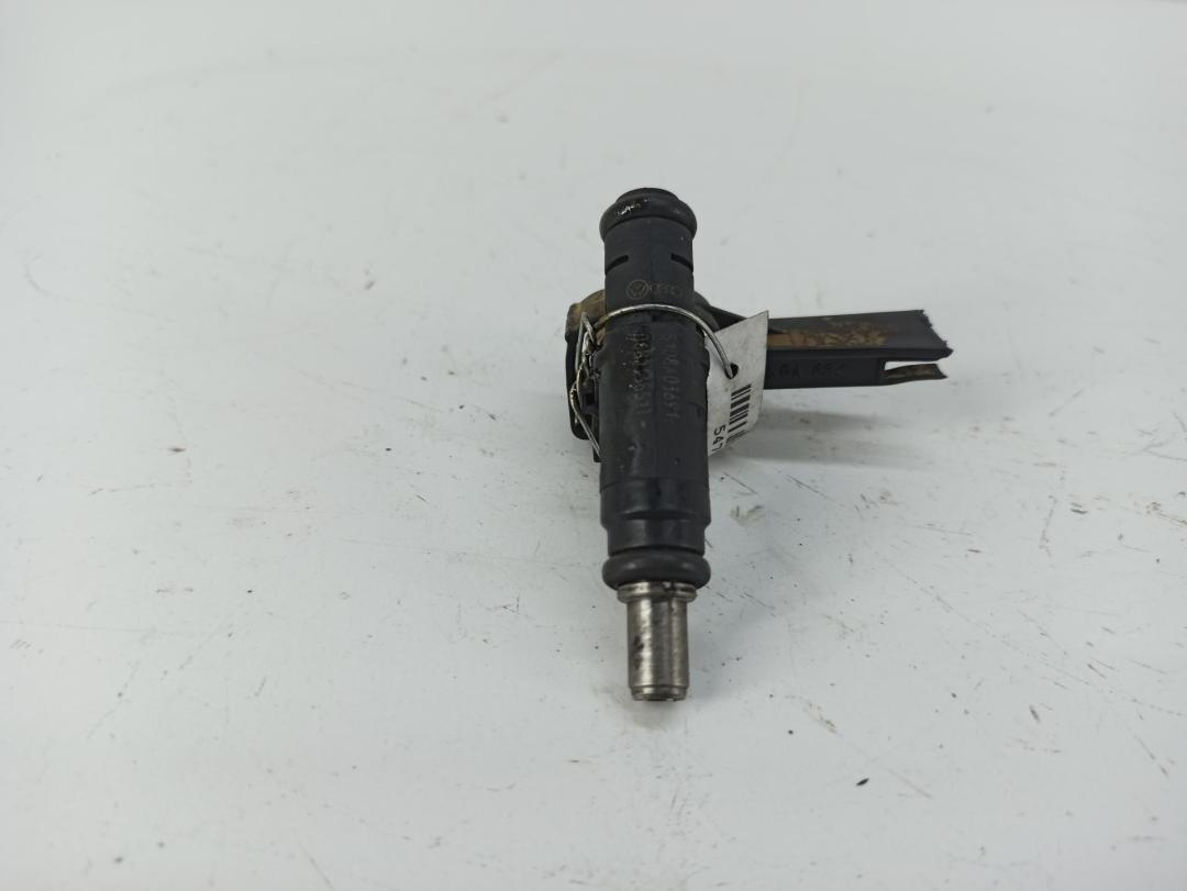 форсунка Audi A4 B7 2005, 2.0 л., бензин, МКПП, серый, универсал, 06B133551T