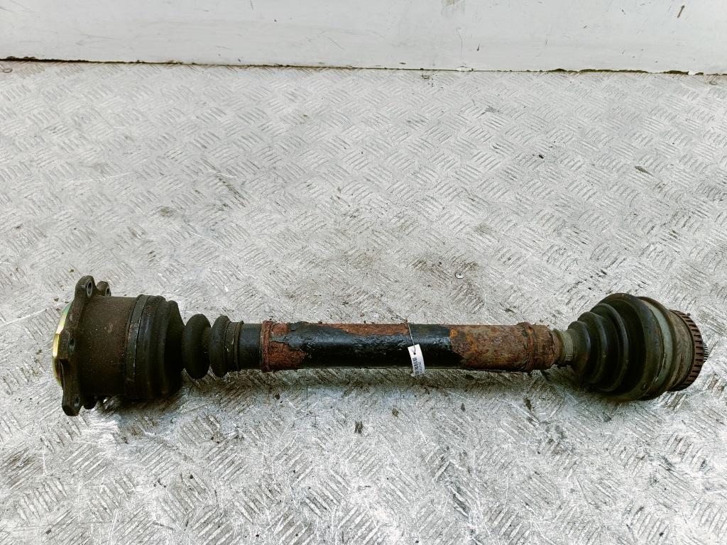 полуось передняя правая (приводной вал, ШРУС) Audi A4 B5 1996, 1.8 л., бензин, АКПП, красный, седан