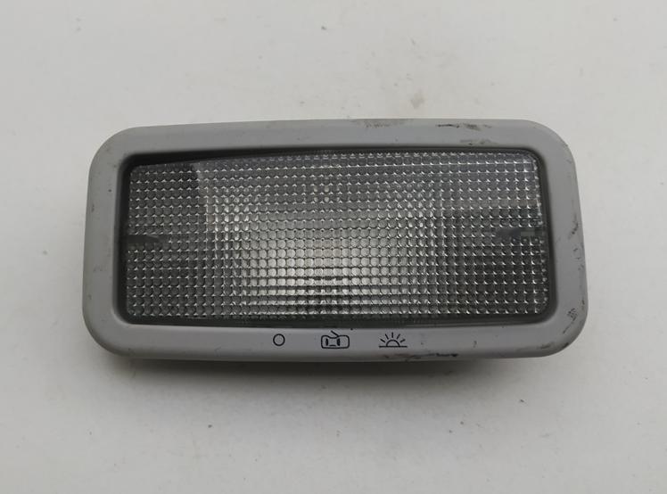фонарь салона (плафон) Volkswagen Polo 3 поколение 1998, 1.0 л., бензин, МКПП, красный, хетчбэк 3 дв. - фото №1