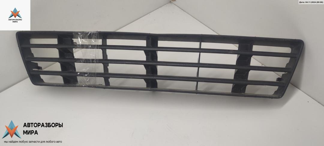 заглушка (решетка) в бампер Audi A6 4B/C5 1999, 2.8 л., бензин, МКПП, чёрный, универсал, 4B0807683F - фото №1