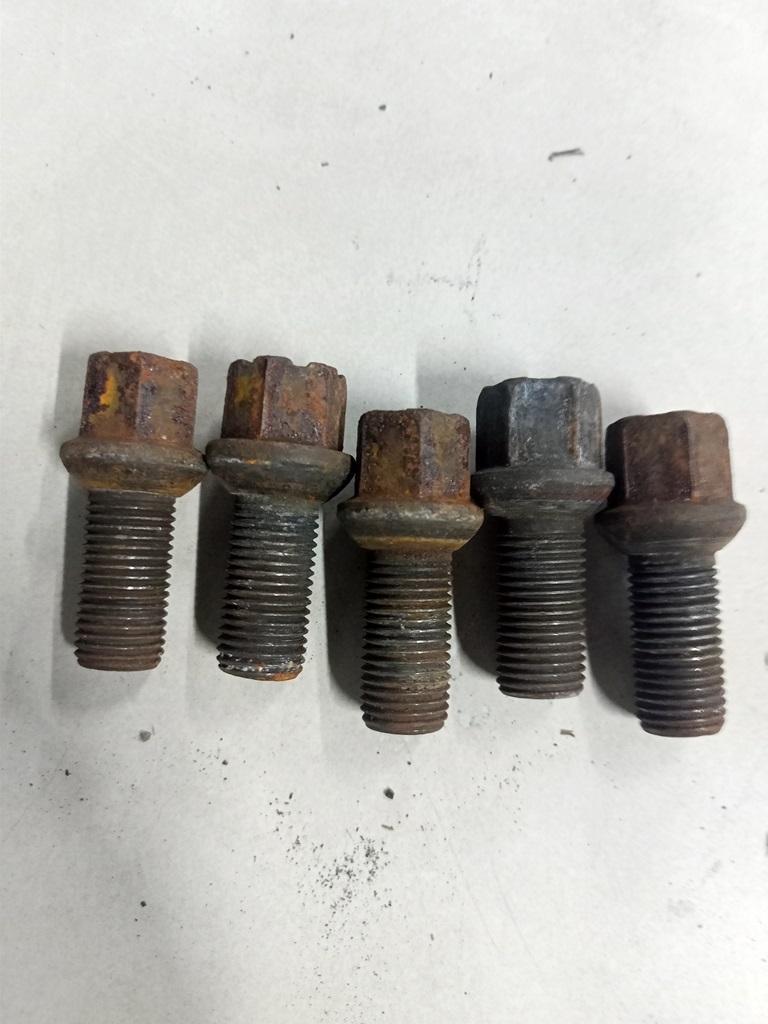 болт колесный Volkswagen Passat B5+ (GP) 2002, 1.9 л., дизель, МКПП, синий, универсал, 8D0601139D