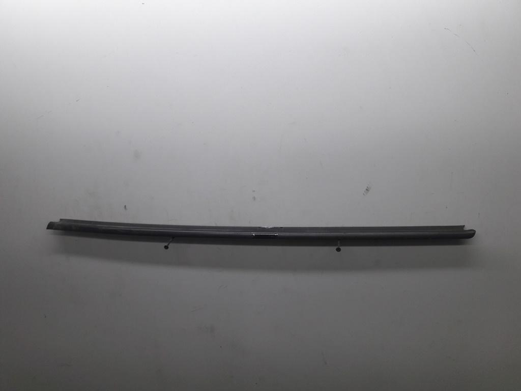 Молдинг стекла двери наружный Volkswagen Golf-4 2004, 1.9 л., дизель, МКПП, серый, универсал - фото №1