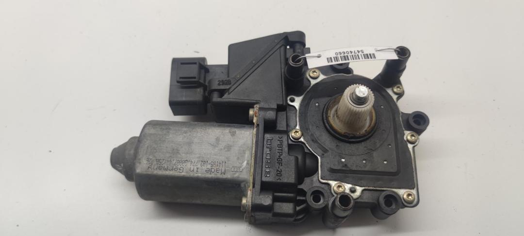 моторчик стеклоподъемника задний правый Audi A6 4B/C5 1998, 2.4 л., бензин, МКПП, синий, универсал, 4B0959802B - фото №1