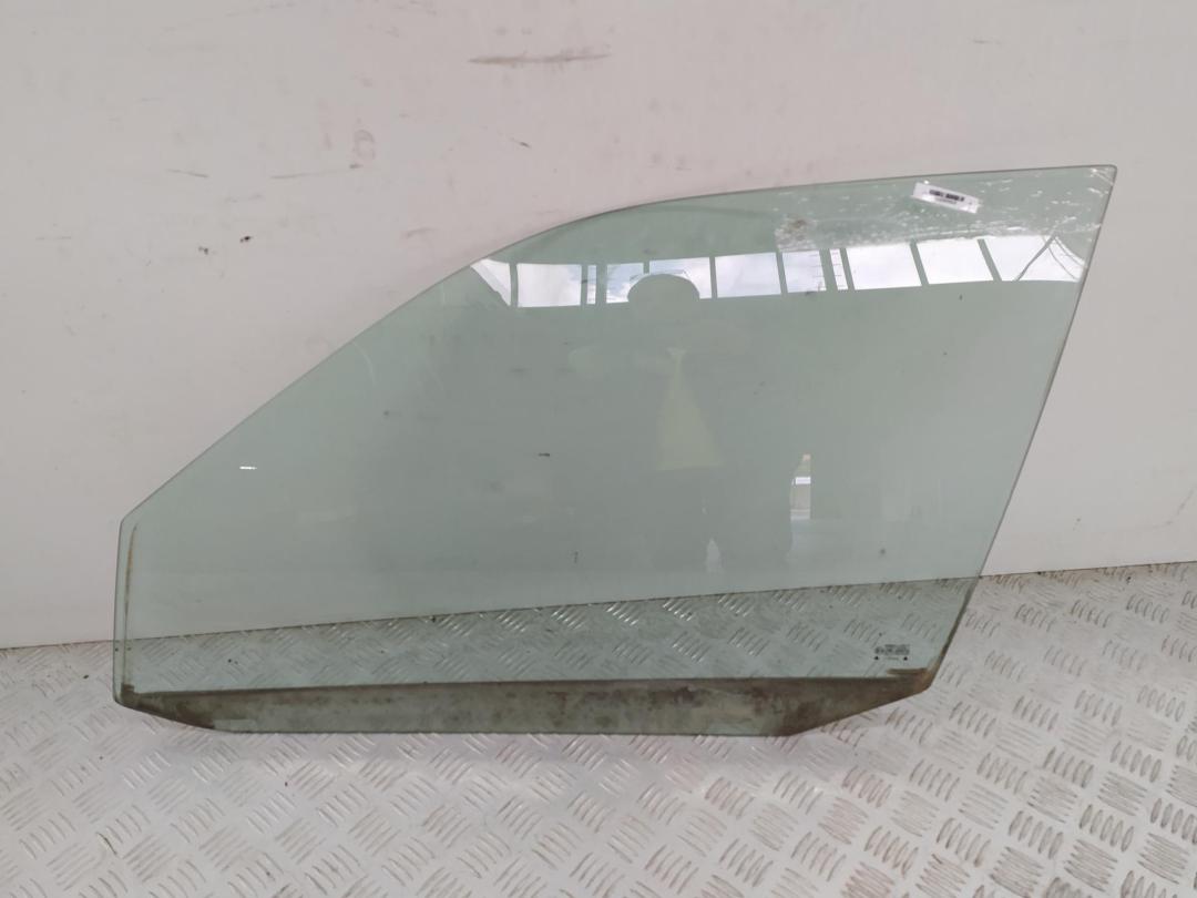 стекло двери передней левой Volkswagen Polo 3 поколение 1997, 1.6 л., бензин, МКПП, красный, седан, AS2 - фото №1