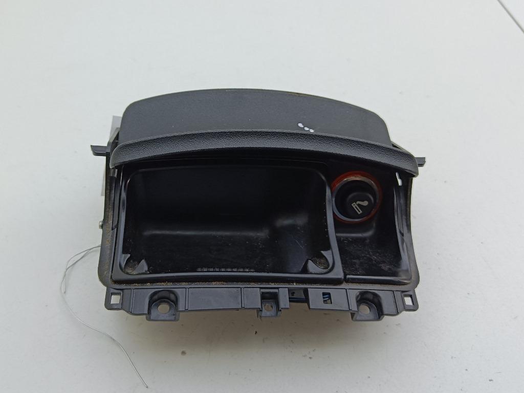 пепельница Volkswagen Polo 4 поколение 2001, 1.4 л., бензин, МКПП, чёрный, хетчбэк 3 дв. - фото №1