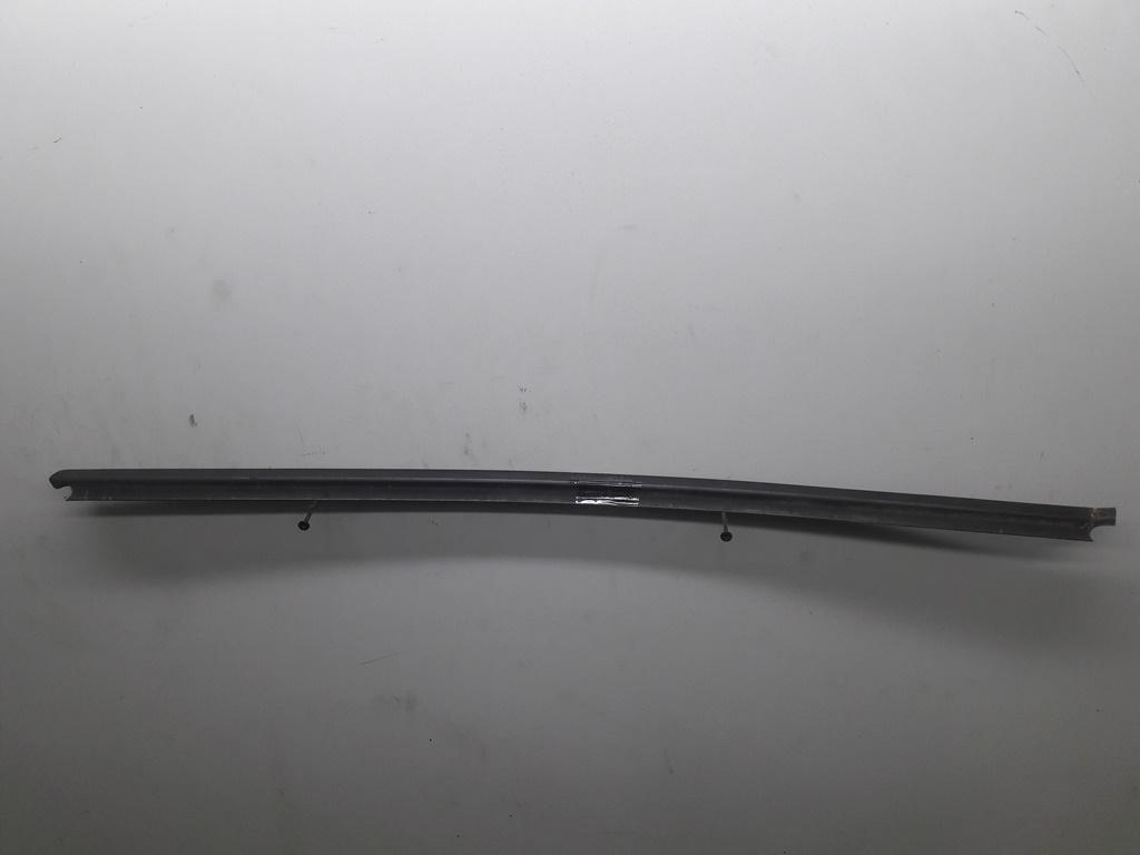Молдинг стекла двери наружный Volkswagen Golf-4 2002, 1.6 л., бензин, МКПП, чёрный, хетчбэк 5 дв. - фото №1