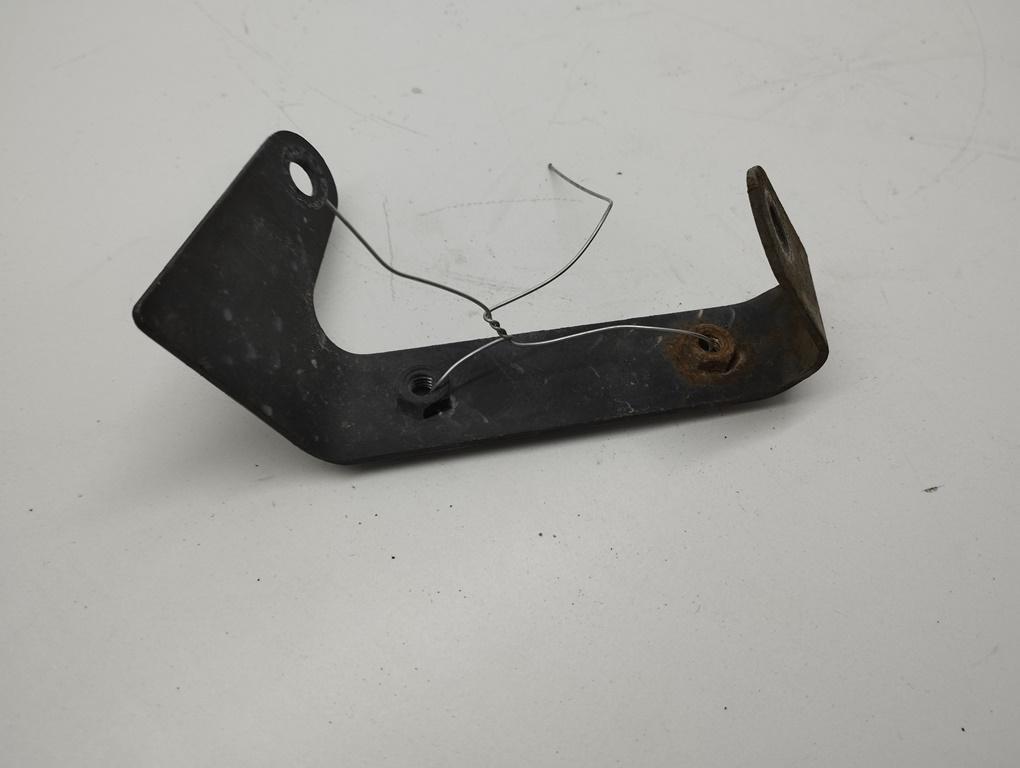 кронштейн (крепление) Audi A4 B5 1997, 1.9 л., дизель, МКПП, серый, универсал, 8D0951229D