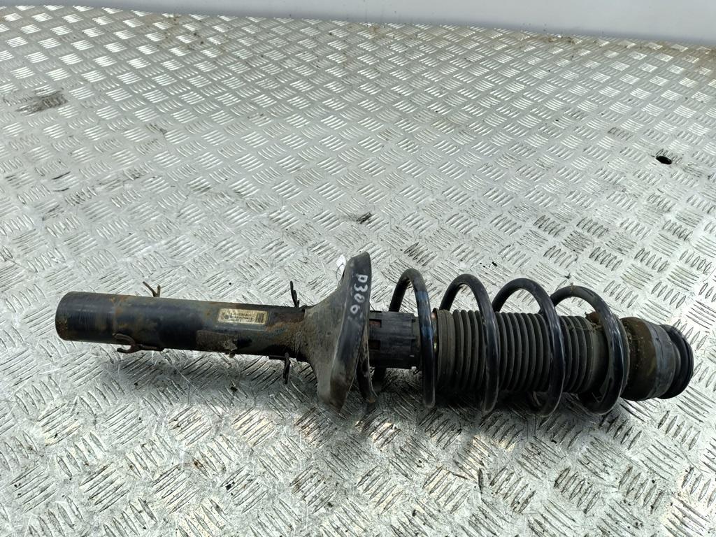 стойка передняя Volkswagen Golf 4 поколение 2002, 1.6 л., бензин, МКПП, чёрный, хетчбэк 5 дв. - фото №1