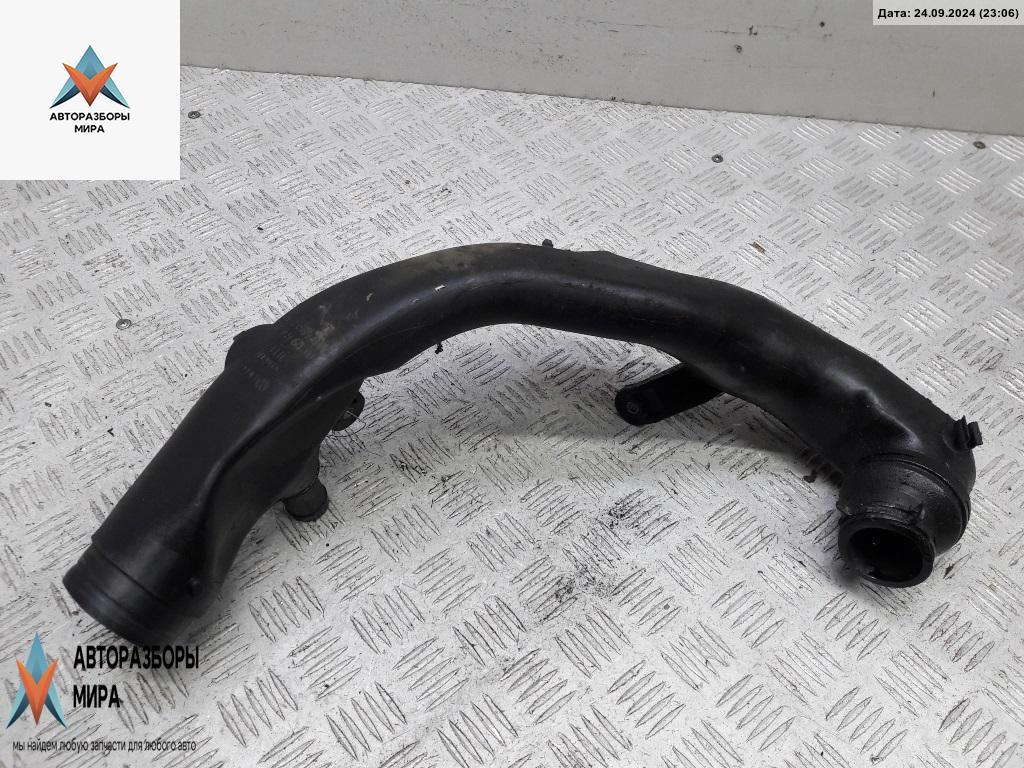 патрубок интеркулера Volkswagen Golf 4 поколение 2002, 1.9 л., дизель, МКПП, чёрный, хетчбэк 5 дв., 1J0129654AC - фото №1
