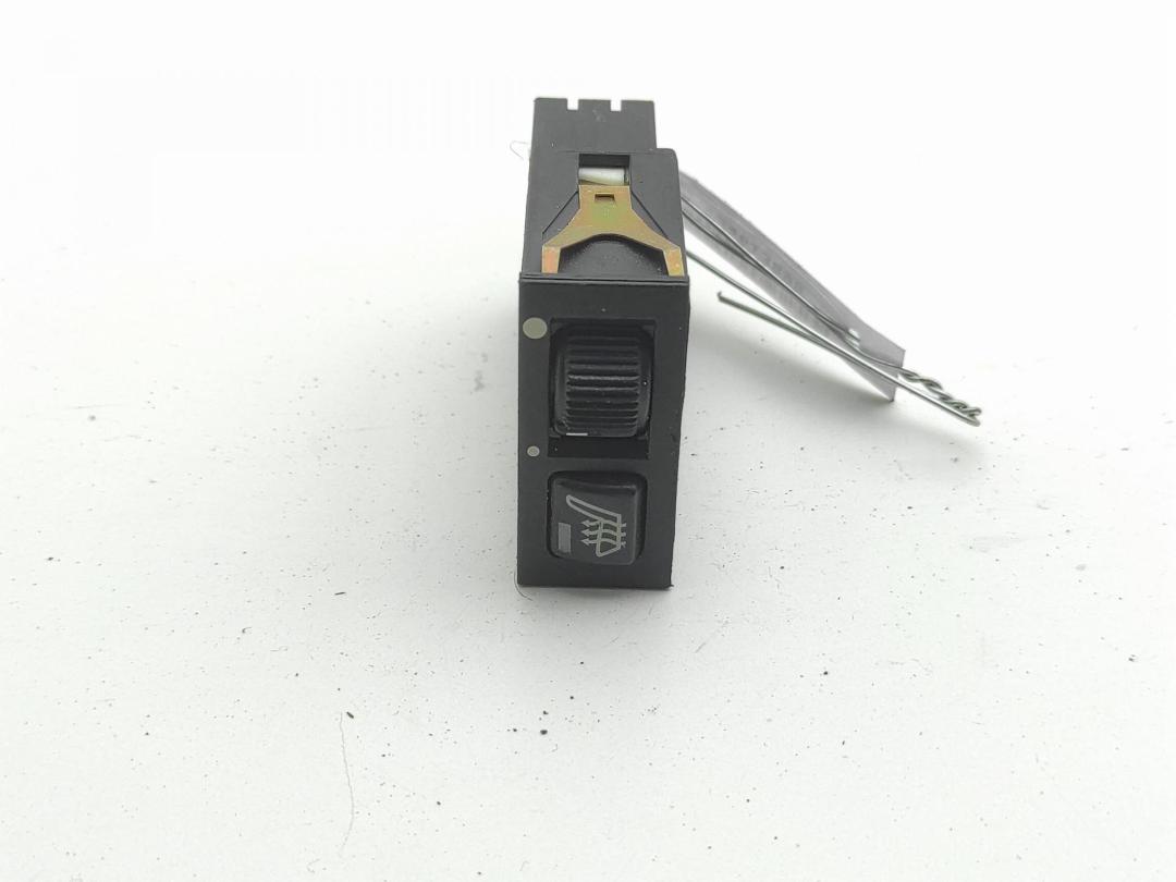 кнопка обогрева сидений BMW 5 E39 1997, 2.8 л., бензин, АКПП, зелёный, универсал, 8352259