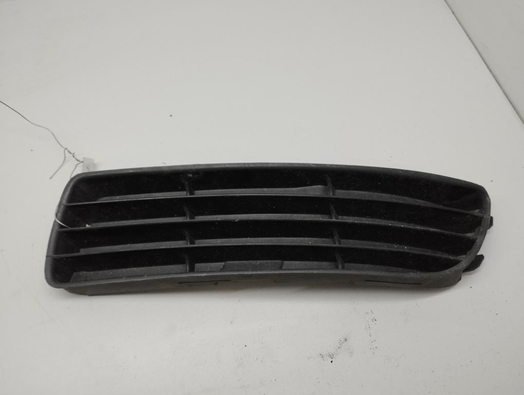 заглушка (решетка) в бампер Audi A4 B5 1997, 1.6 л., бензин, МКПП, чёрный, седан, 8D0807345