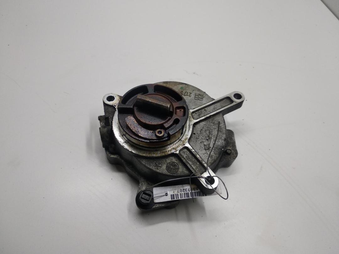насос вакуумный Audi A4 B6 2002, 2.0 л., бензин, МКПП, синий, универсал, 06D145100D