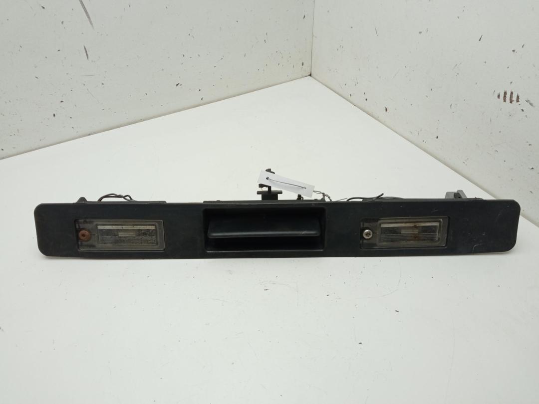 накладка подсветки номера Volvo V70 2 поколение 2001, 2.4 л., бензин, АКПП, чёрный, универсал - фото №1
