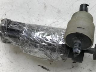 насос (моторчик) омывателя стекла Audi A6 4B/C5 2000, чёрный, универсал, 1T0955651A