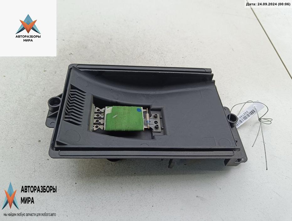 сопротивление печки Volkswagen Golf 4 поколение 1999, 2.3 л., бензин, МКПП, красный, хетчбэк 5 дв. - фото №1