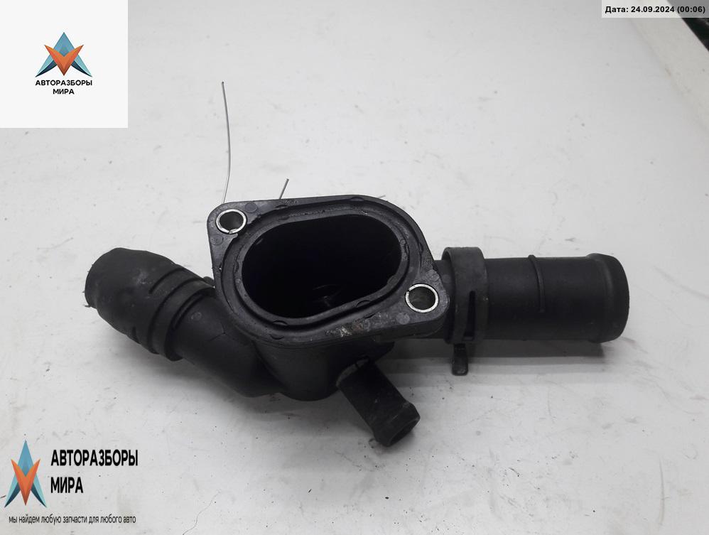 фланец (тройник) системы охлаждения Volkswagen Golf 4 поколение 1998, 1.6 л., бензин, МКПП, серый, хетчбэк 5 дв., 06A121133D - фото №1