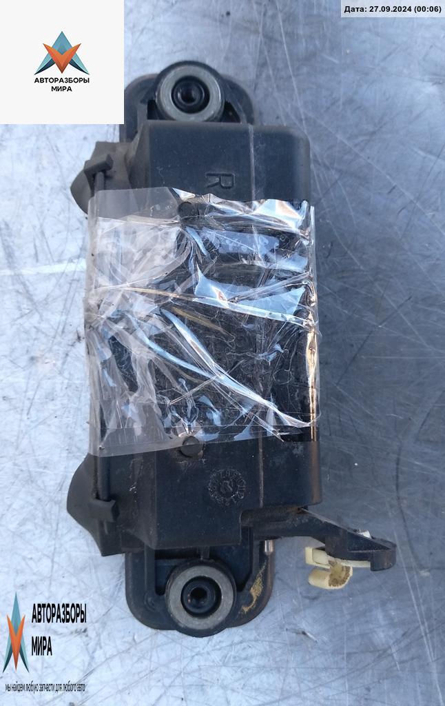 ручка наружная задняя правая Audi A4 B5 1997, 2.4 л., бензин, МКПП, синий, седан - фото №1