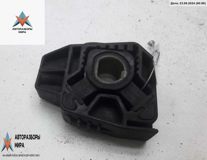 кронштейн (крепление) Volkswagen Golf 4 поколение 2000, 1.4 л., бензин, МКПП, синий, хетчбэк 5 дв., 1J0806155 - фото №1